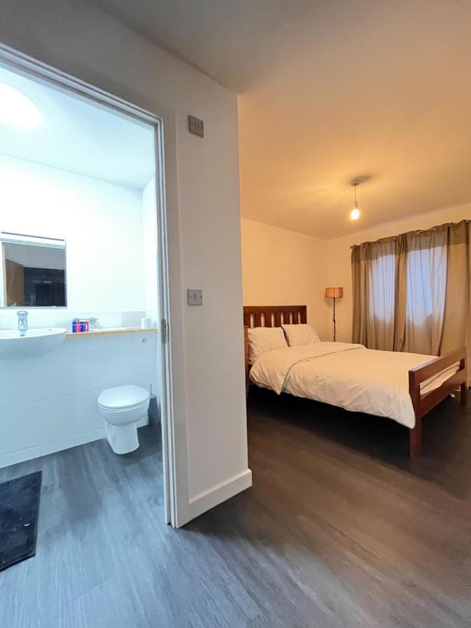 Spacious London Apartment 5 Min Walk To Leytonstone Underground Station And 5 Stops To Zone 1 Eksteriør bilde